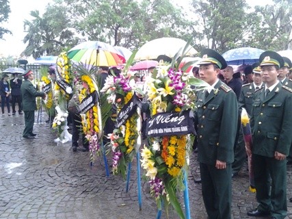 Những người lính đang đợi trong mưa vào viếng Đại tướng Võ Nguyên Giáp.